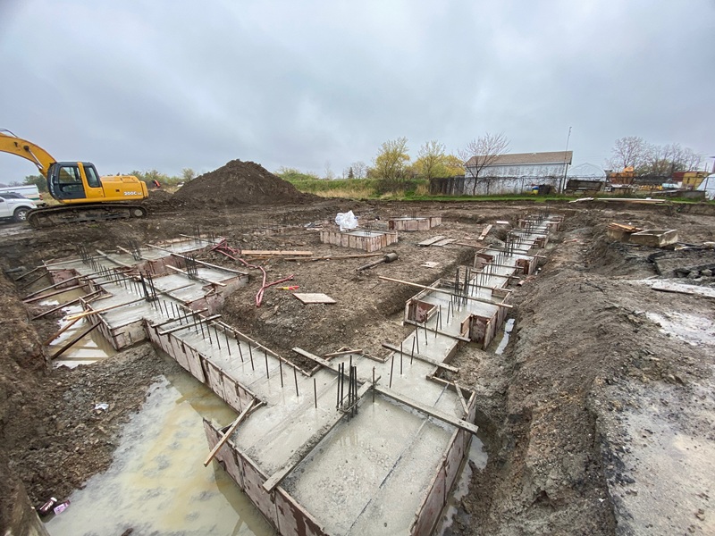 Reinforced concrete footings prepared at an excavated construction site